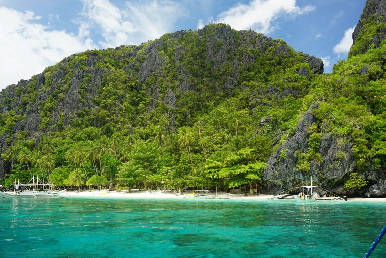 Island Hopping in El Nido | Daydreaming Travels