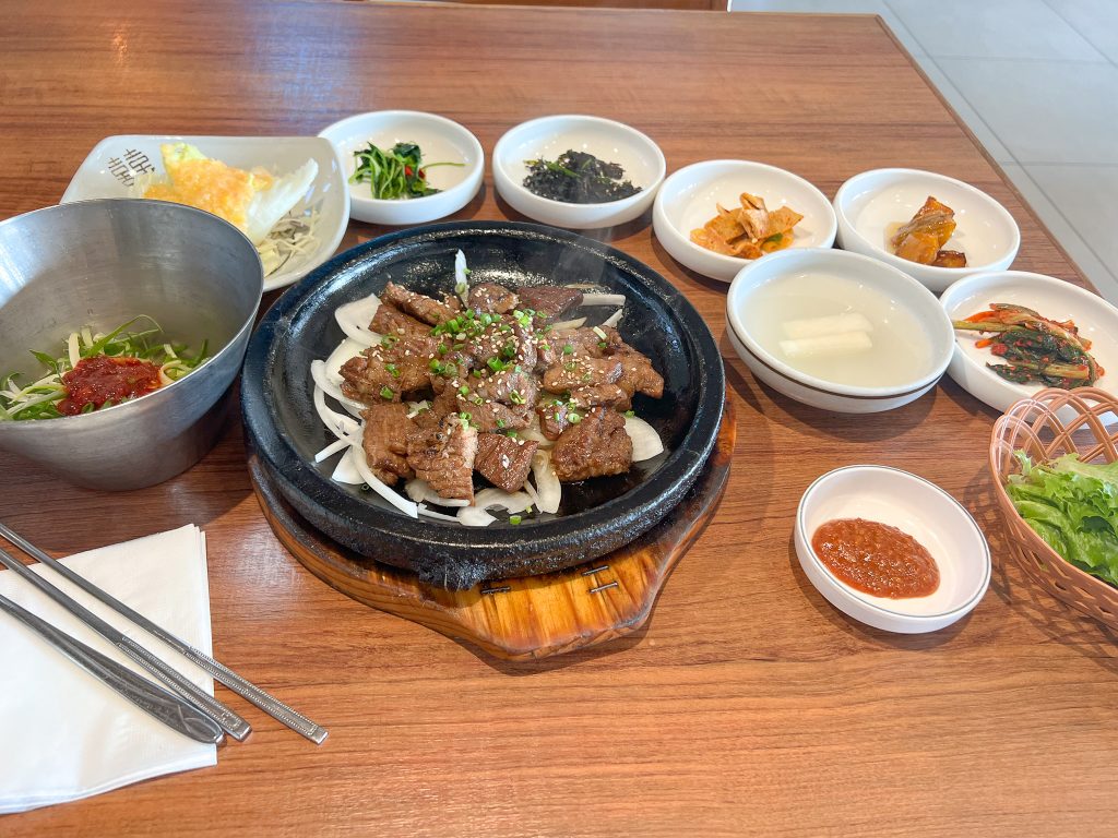 Seokgalbi with side dishes in Jeonju