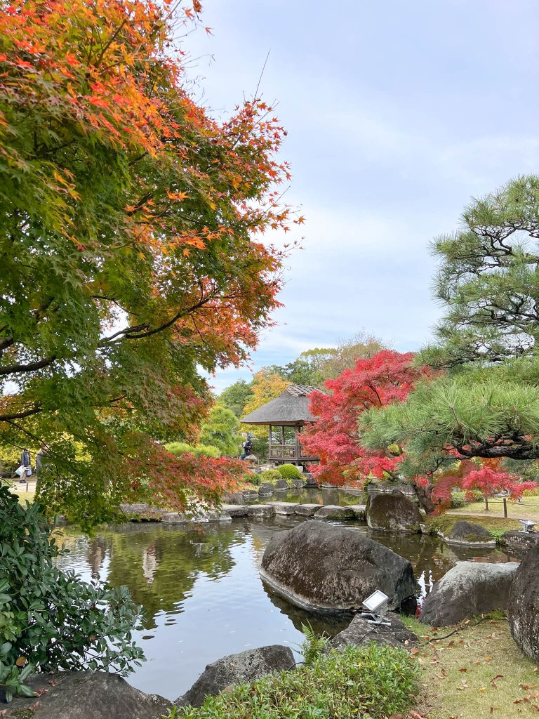 Koko-en garden with colorful trees and pond