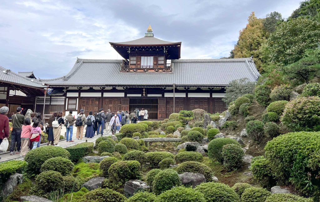 Tofuku-ji temple in Kyoto with a queue
