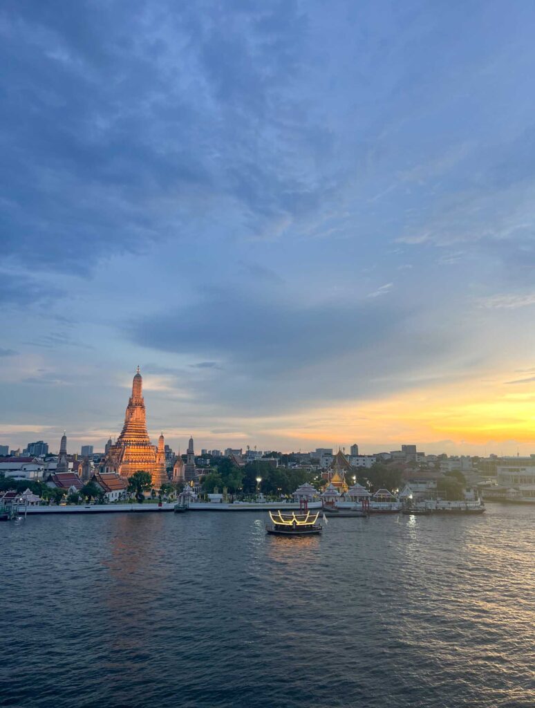 sunset over Wat Arun in Bangkok, Thailland